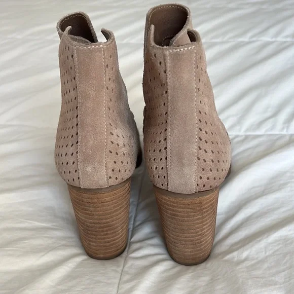 Steve Madden Shepp Beige Block Heel Perforated Ankle Boots - Picture 5 of 7